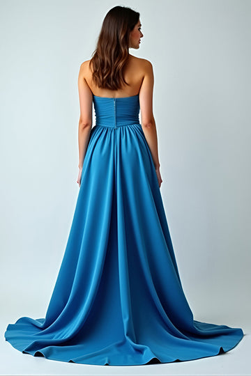 Satin bleu bustier trapèze froncé robe longue d’invité de mariage avec fente